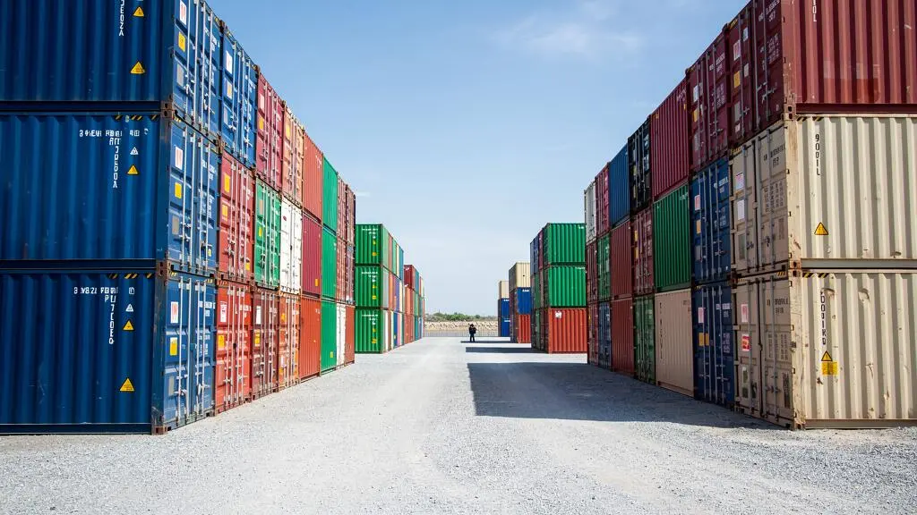 Rangées de containers maritimes de différentes tailles et couleurs alignés sur un site de stockage professionnel.